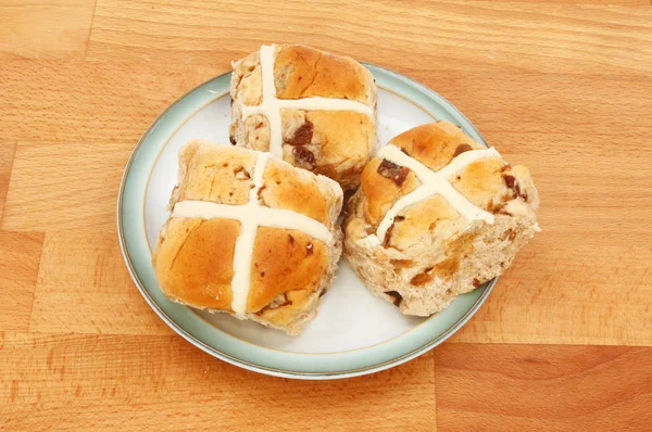 Bollos cruzados calientes en una mesa — Foto de Stock