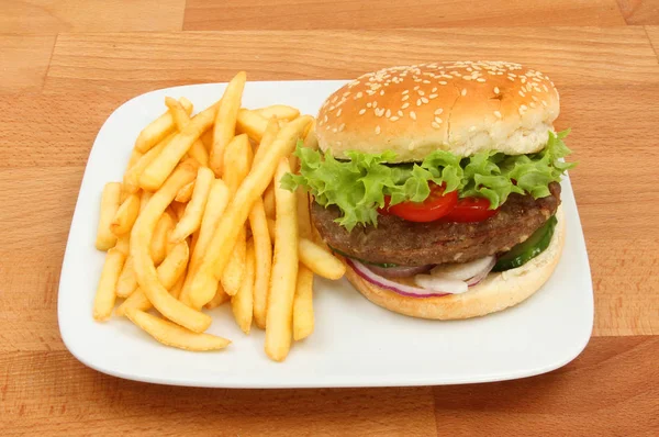 Hamburger en frietjes op een tafel — Stockfoto