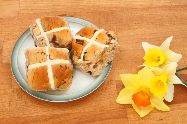 Bollos cruzados calientes y narcisos — Foto de Stock