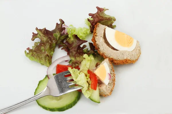 Ovo escocês e salada closeup — Fotografia de Stock