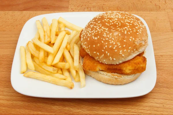 Burger de poisson et frites sur une table — Photo