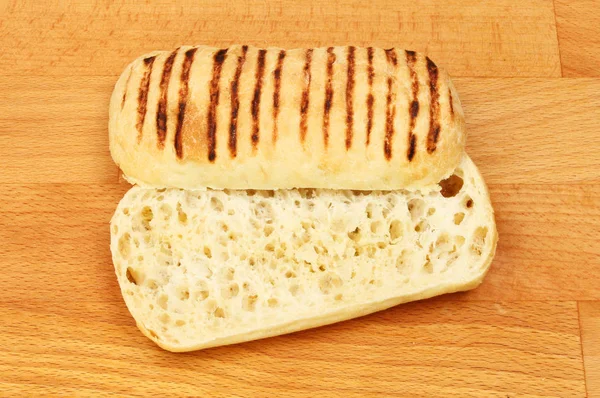 Φέτες panini σε ένα ξύλινο ταμπλό με — Φωτογραφία Αρχείου