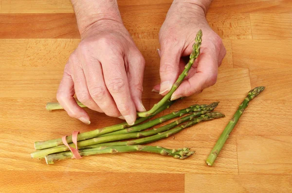 Hände bereiten Spargel zu — Stockfoto