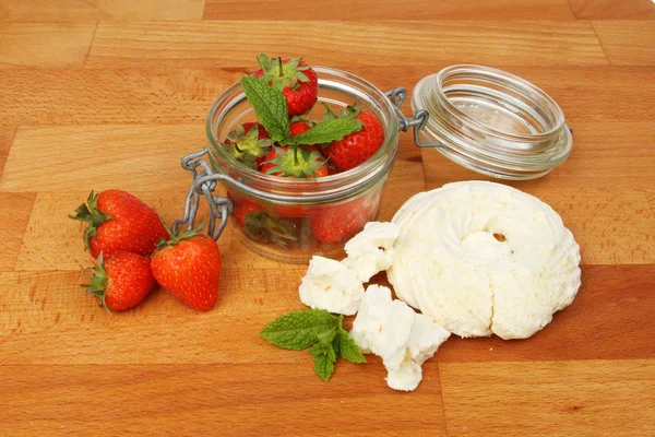 Strawberries and meringue — Stock Photo, Image