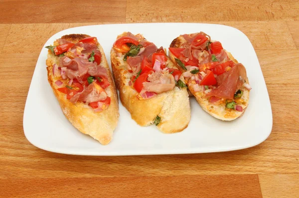 Bruschetta bir masa üzerinde
