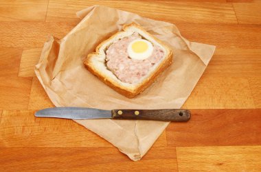 Kahverengi kağıt üzerinde Gala pasta