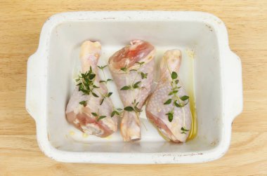 Tavuk drumsticks kavurma için