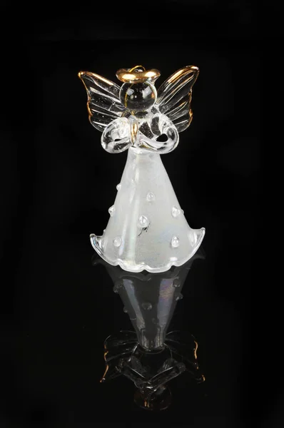 Anjo de vidro contra preto — Fotografia de Stock