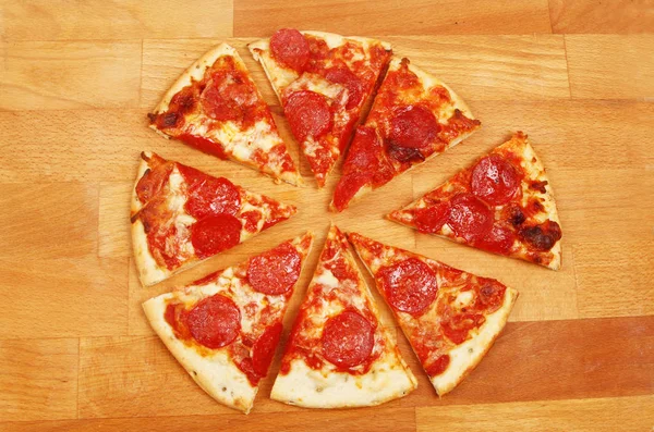 Fatias de pizza em uma tábua — Fotografia de Stock