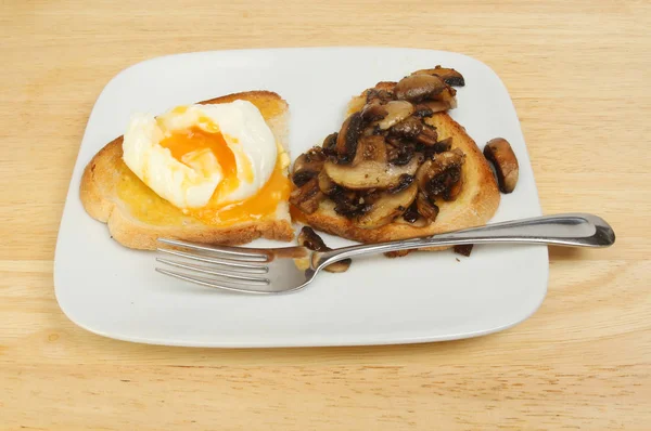 Uova in camicia e funghi sul pane tostato — Foto Stock