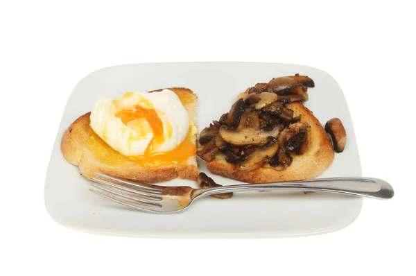 Poached egg and mushrooms — Stock Photo, Image
