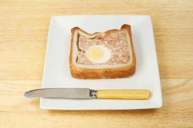 Bir masa üzerinde Gala pasta