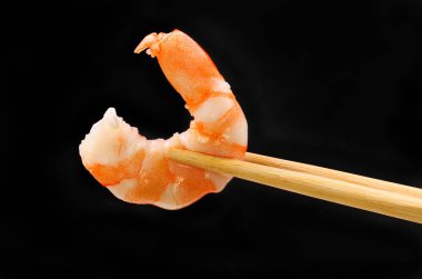 Kral karides yemek çubukları içinde