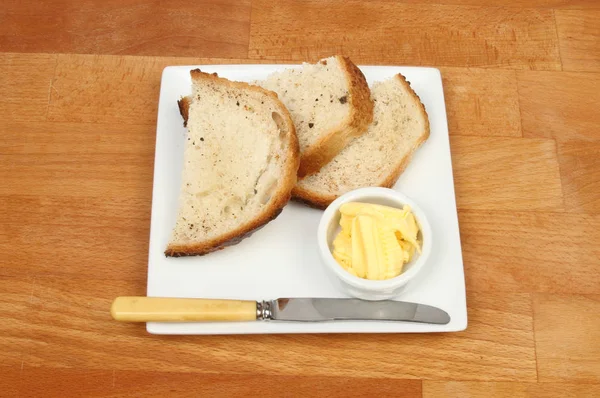 Pane e burro su un tavolo — Foto Stock