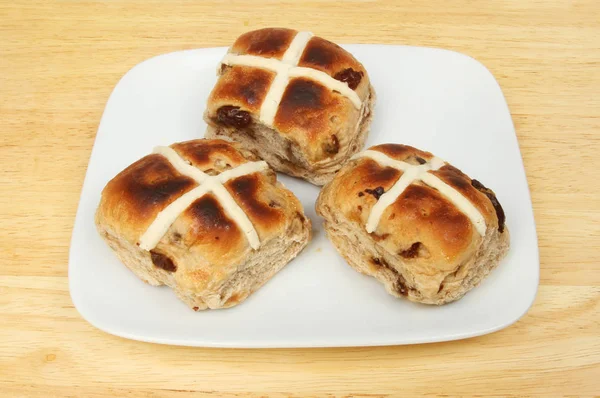 Hot cross buns op een tafel — Stockfoto