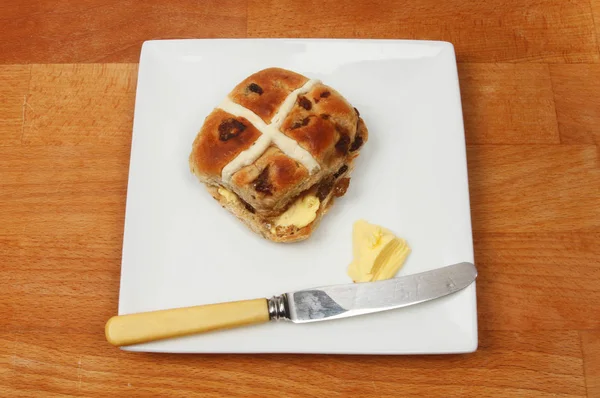 Hete cros broodje op een tafelblad — Stockfoto