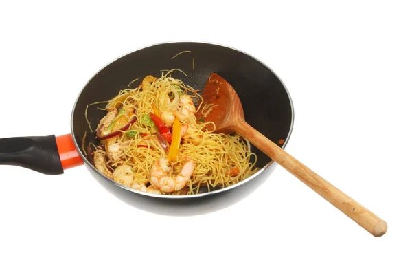 Tagliatelle e gamberi in un wok — Foto Stock
