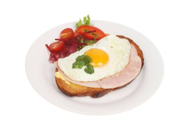 Sahanda yumurta ve tost rustik ekmek jambon salata beyaz karşı izole bir plaka üzerinde