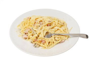 Spagetti carbonara bir plaka üzerinde bir çatal ile