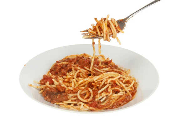 意大利面条肉酱碗与叉子隔绝反对白色 — 图库照片