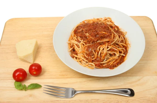 Spaghetti Alla Bolognese Tavola Con Pomodori Parmigiano Basilico Forchetta — Foto Stock