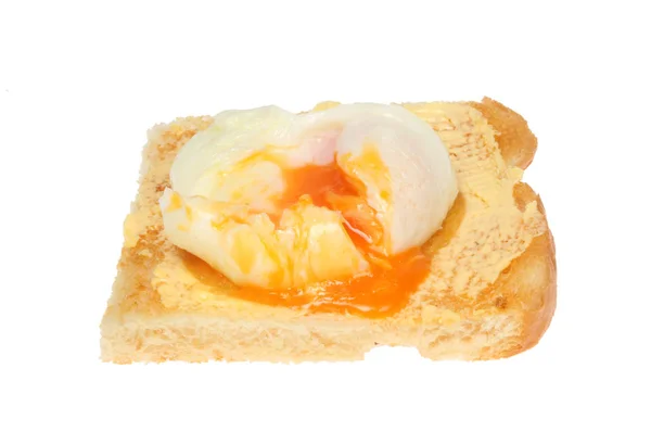 Beyaz Karşı Izole Ekmek Üzerine Haşlanmış Yumurta — Stok fotoğraf