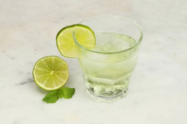 Lime Juice Glass Lime Mint Marble Worktop — Stock Photo, Image