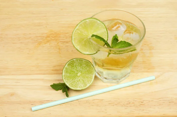 Zumo Lima Bebida Cordial Con Lima Una Tabla Madera Paja — Foto de Stock