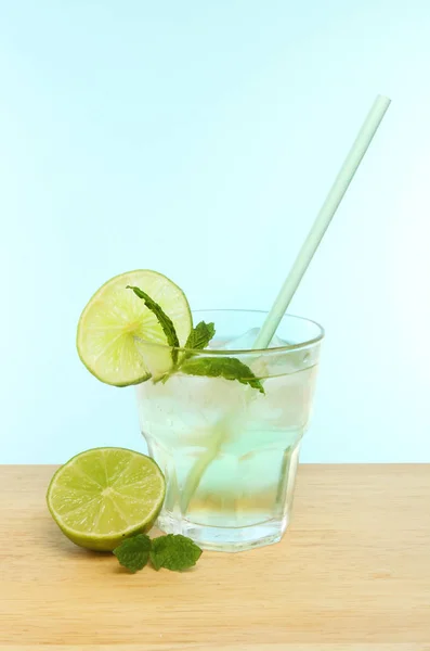 Lime Juice Glass Straw Ice Cut Lime Blue Background — Stock Photo, Image