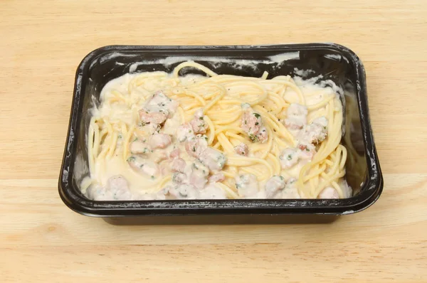 Espaguete carbonara em uma bandeja de plástico — Fotografia de Stock