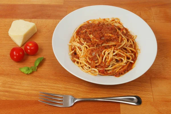 Spaghetti bolognese op een tafelblad — Stockfoto