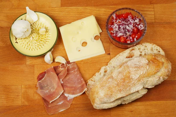 Ingredienti di bruschetta su una tavola — Foto Stock