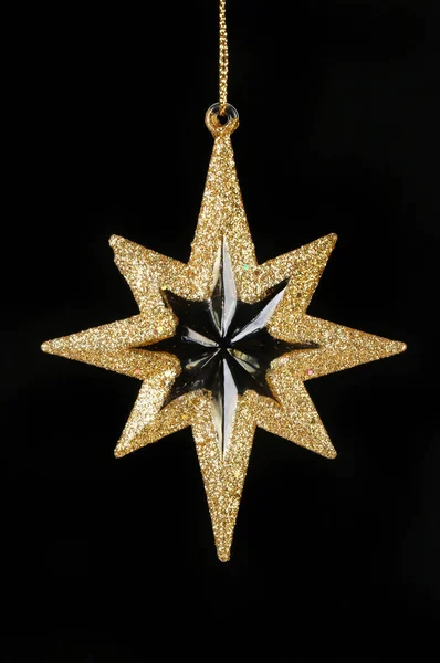Estrela de ouro contra preto — Fotografia de Stock