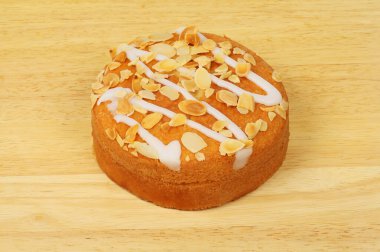 Ahşap kesim tahtasının üzerinde kek pişir.