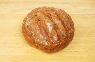 Tahta üzerinde çoklu tohum koçanlı ekmek.