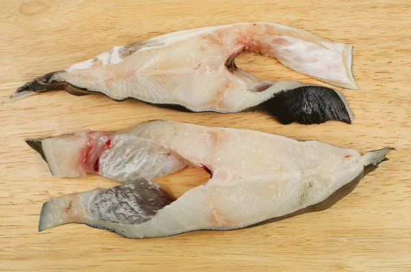 Due Bistecche Pesce Ippoglosso Crudo Tagliere Legno — Foto Stock