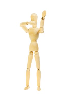 Sanatçının ahşap mannikin hareketleri beyazlara karşı izole kalmasını sağlar.