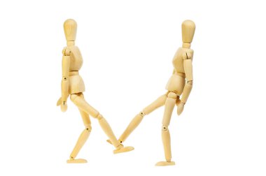 İki sanatçının mannikinleri, beyaza karşı izole edilmiş ayakları sallıyor.