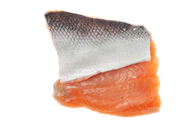 Çiğ somon filetoları beyaza karşı izole.