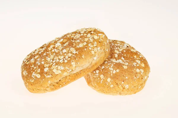 Twee Volkorenbroodjes Geïsoleerd Tegen Wit — Stockfoto