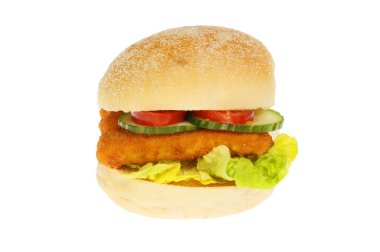 Ekmek rulosundaki salatalı balık kroket, beyaza karşı izole.