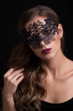 Venedik dantelli maskeli güzel esmer kadın. Dantelli portre maskesini kapat. Kırmızı dudaklar makyaj yapar. Siyah arkaplanda erotik tutkulu kadın görüntüsü