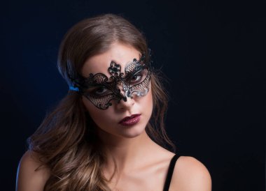 Venedik dantelli maskeli güzel esmer kadın. Dantelli portre maskesini kapat. Kırmızı dudaklar makyaj yapar. Siyah arkaplanda erotik tutkulu kadın görüntüsü