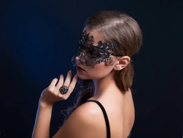Joven Bonita Mujer Morena Máscara Veneciana Encaje Cerrar Retrato Máscara — Foto de Stock