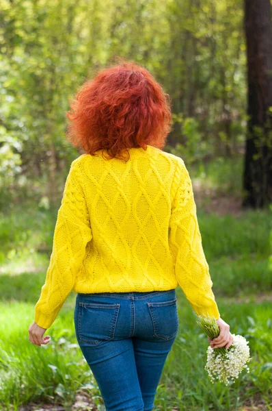 Terug Uitzicht Rood Haar Meisje Met Boeket Van Lelies Van — Stockfoto