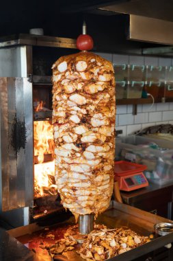 Geleneksel Türk Donör Kebap eti. Shawarma veya jiroskoplar. Restoranda Türk, Yunan veya Ortadoğu usulü tavuk kebabı.