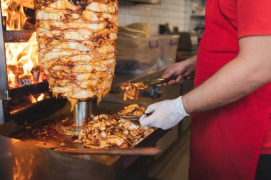 Şef geleneksel Türk Donör Kebap eti hazırlıyor ve yapıyor. Shawarma veya jiroskoplar. Türkçe, Yunanca ya da Ortadoğu tarzında izole edilmiş beyaz kebap.