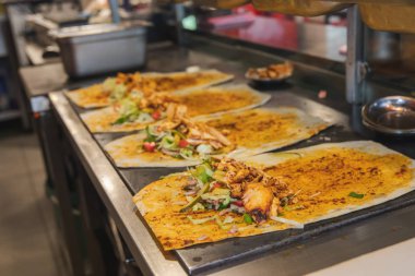 Geleneksel Türk Donör Kebap eti. Shawarma veya jiroskoplar. Restoranda Türk, Yunan veya Ortadoğu usulü tavuk kebabı.