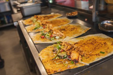 Geleneksel Türk Donör Kebap eti. Shawarma veya jiroskoplar. Restoranda Türk, Yunan veya Ortadoğu usulü tavuk kebabı.