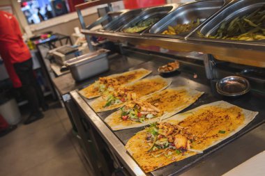 Şef geleneksel Türk Donör Kebap eti hazırlıyor ve yapıyor. Shawarma veya jiroskoplar. Türkçe, Yunanca ya da Ortadoğu tarzında izole edilmiş beyaz kebap.